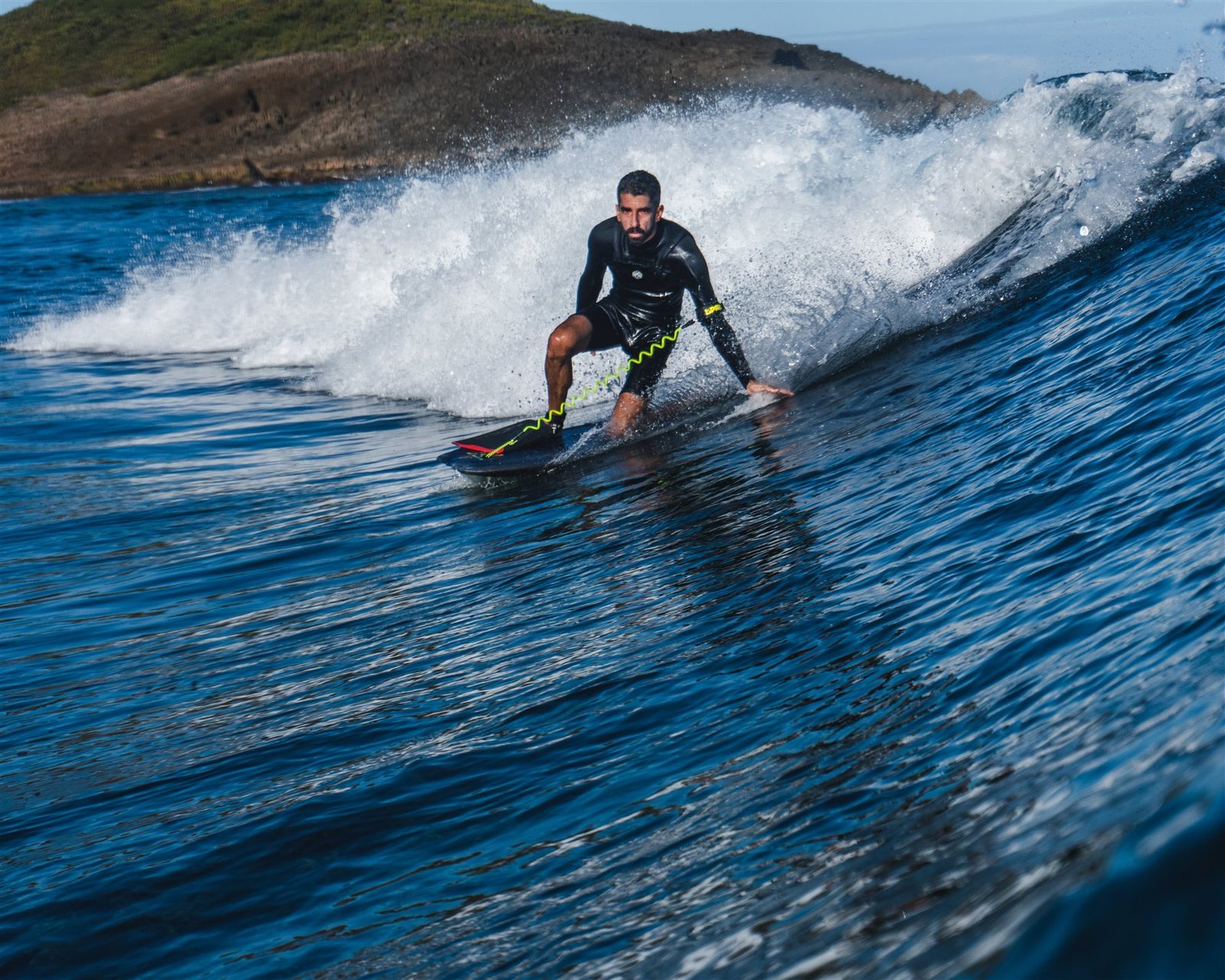 Drop-knee maneuver on a wave